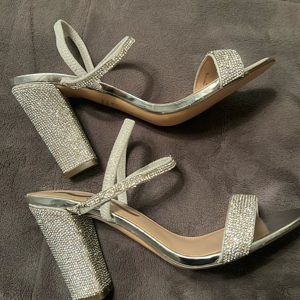 NWOT Nina size 8 sling back stacked heel dress shoe